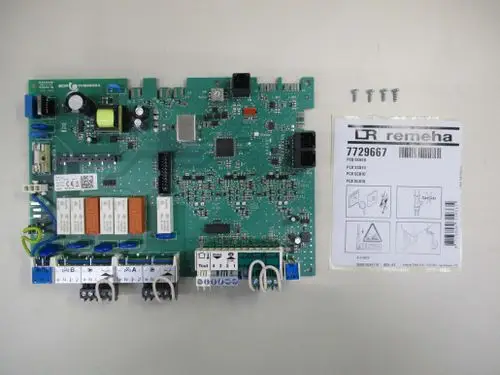 Grüne Platine mit elektrischen Bauteilen und Anschlüssen, gekennzeichnet mit "Remeha" und Artikelnummer. Neben der Platine sind Schrauben und eine Informationskarte abgebildet.